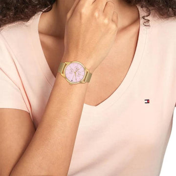 Γυναικείο ρολόι Tommy Hilfiger Tyson 1782769 με χρυσό ατσάλινο μπρασελέ και ροζ καντράν 38mm, φορεμένο.